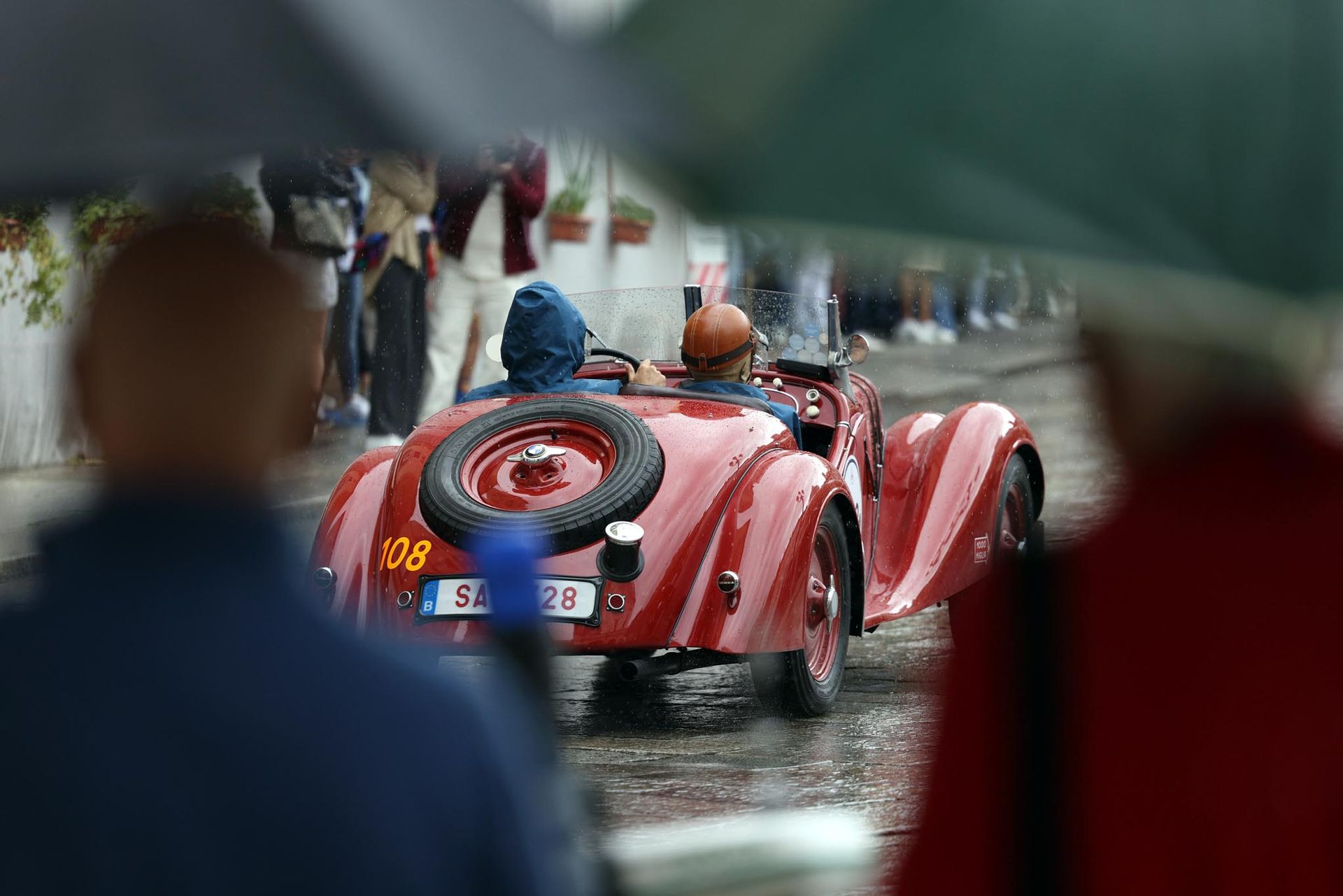 Centinaia di appassionati assistono alla Mille Miglia nel cuore di Brescia