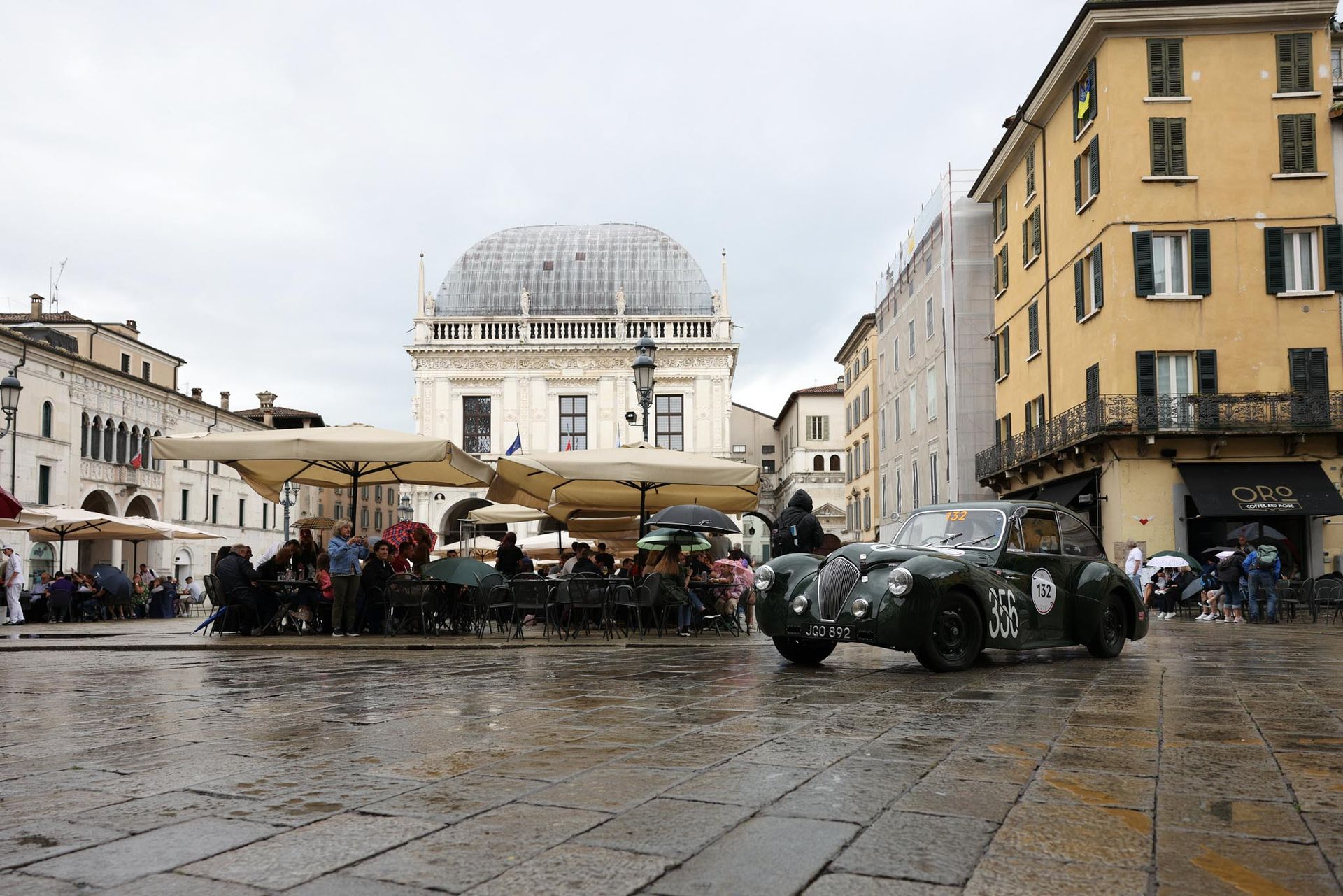 Mille Miglia auto d'epoca sfila in Piazza Loggia