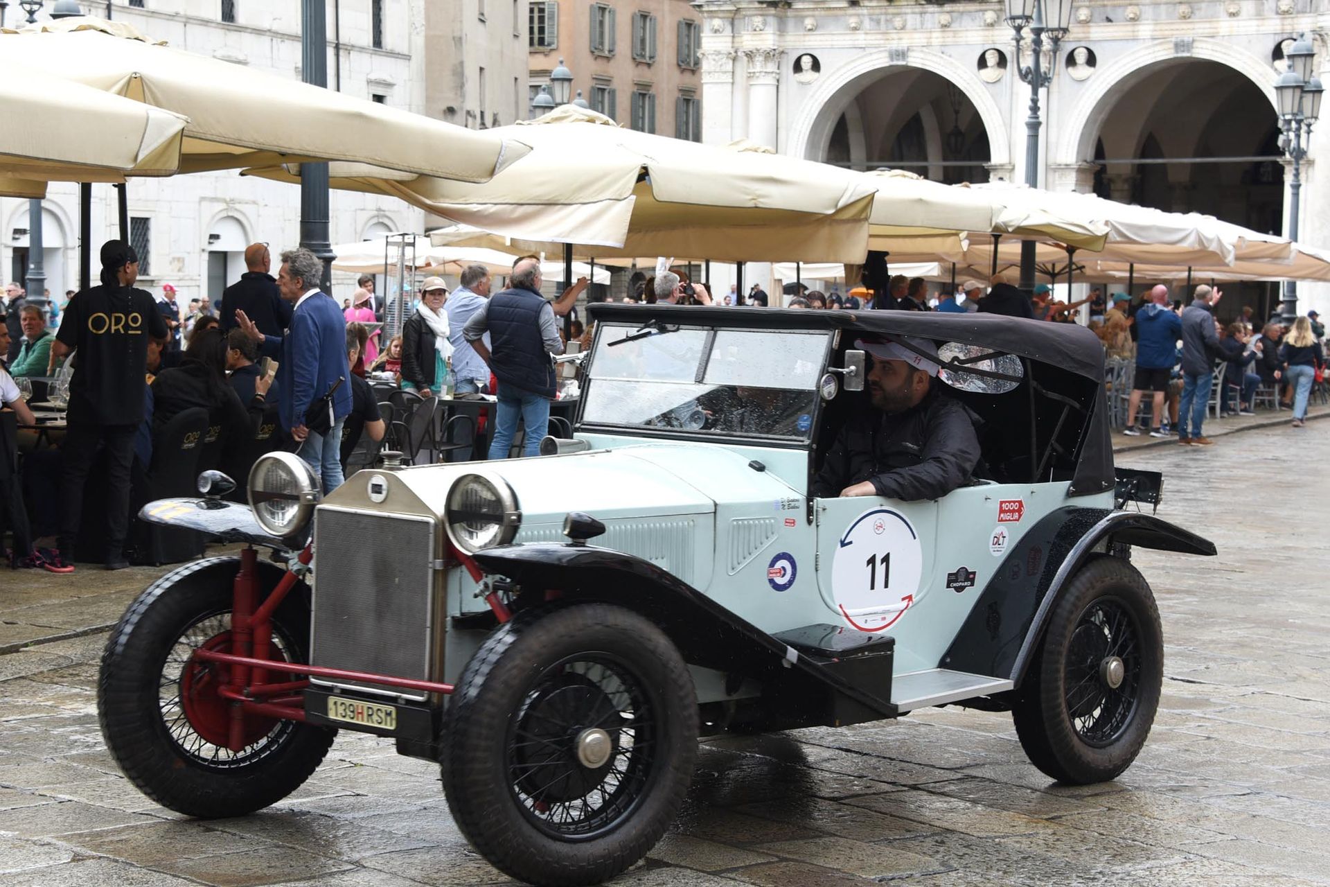 Auto della Mille Miglia sfila in Piazza Loggia