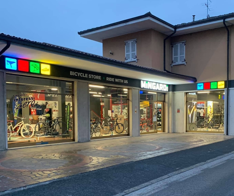 Foto vetrina esterna negozio bici