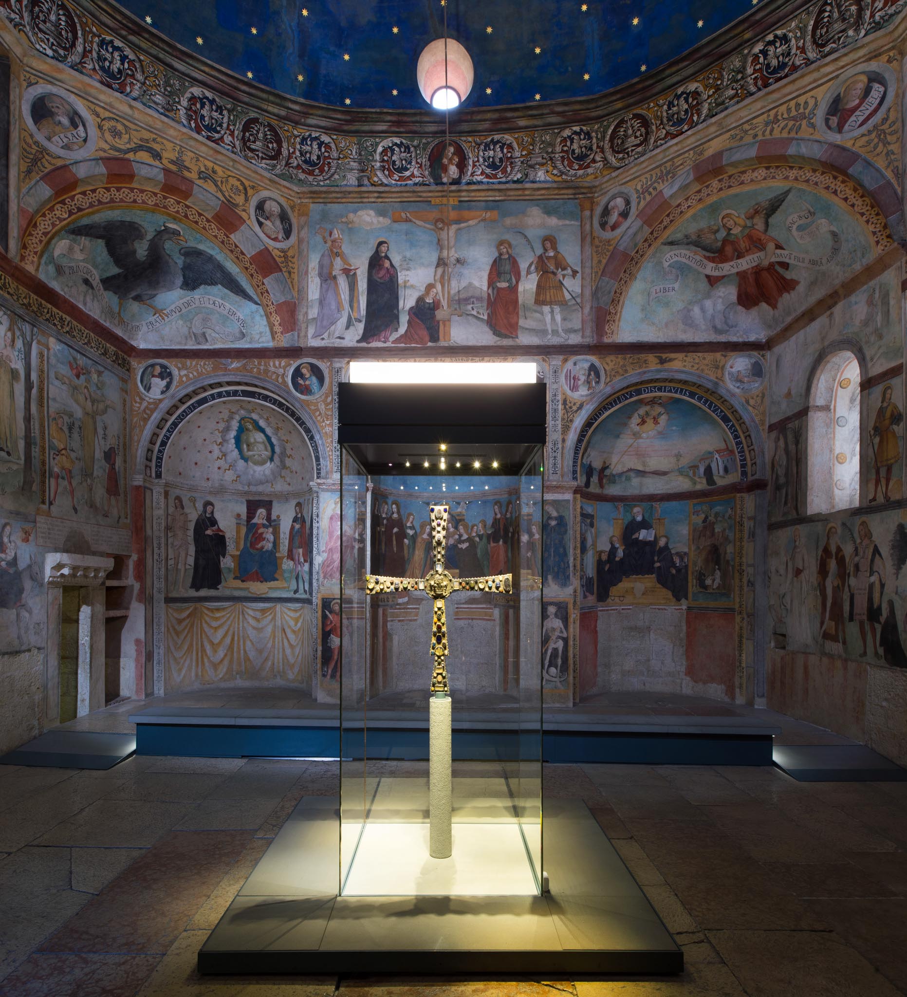 Croce di Desiderio esposta al Museo di Santa Giulia, Brescia — Archivio fotografico Musei Civici di Brescia