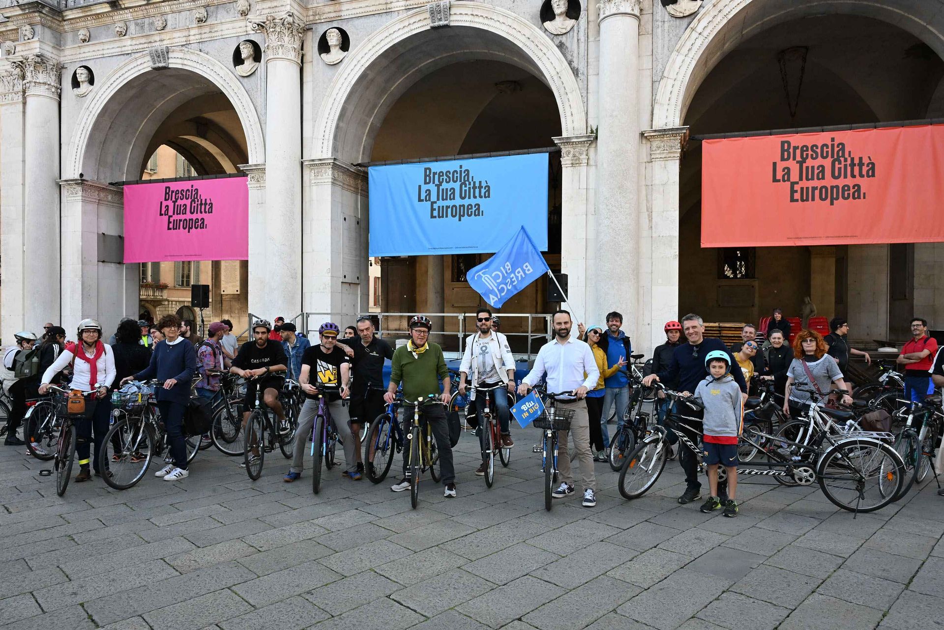 Vista notturna del Palazzo della Loggia a Brescia illuminato