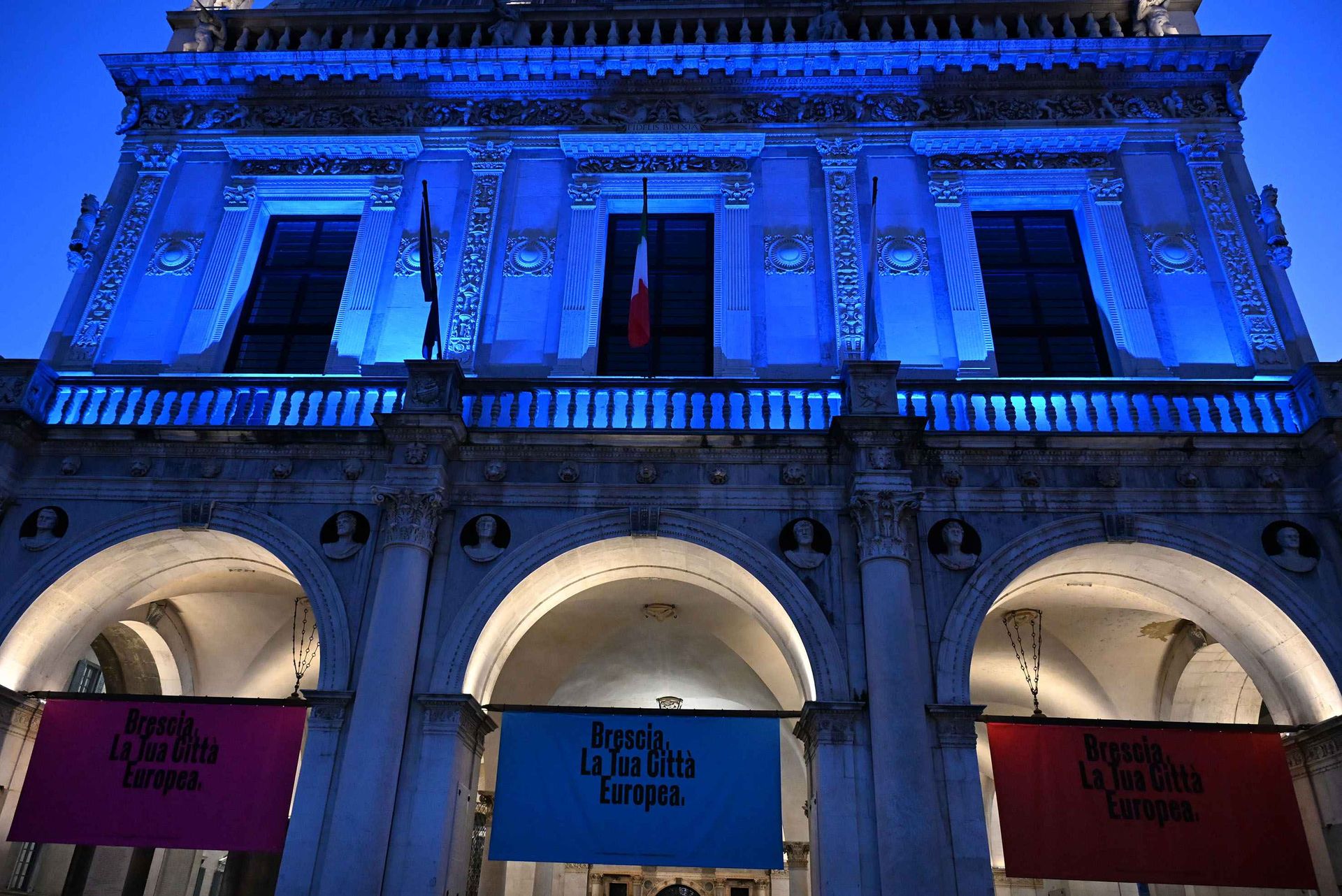 Palazzo della Loggia a Brescia, capolavoro rinascimentale in Piazza della Loggia vista dal basso