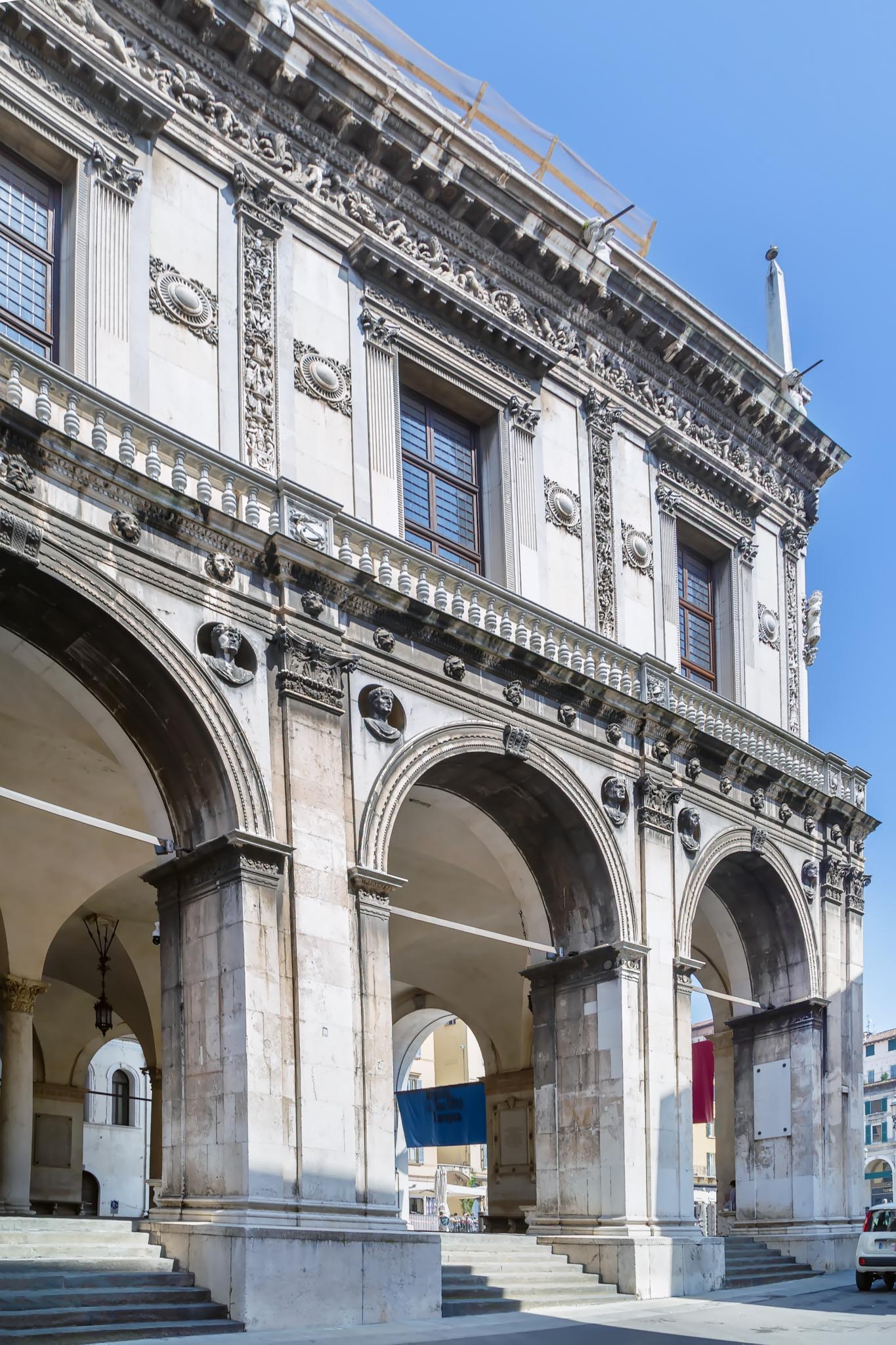 Palazzo della Loggia a Brescia, scorcio laterale
