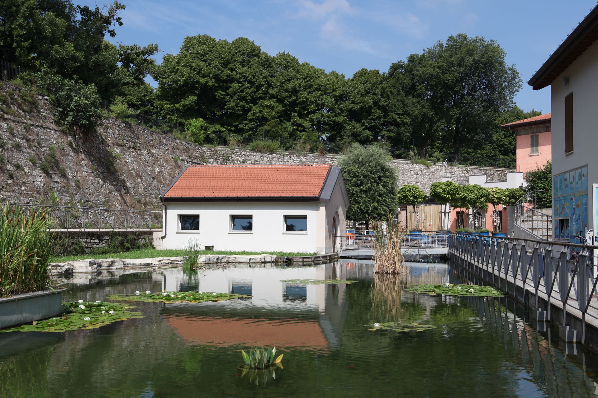 Parco dell'acqua - Vista del laghetto e della struttura