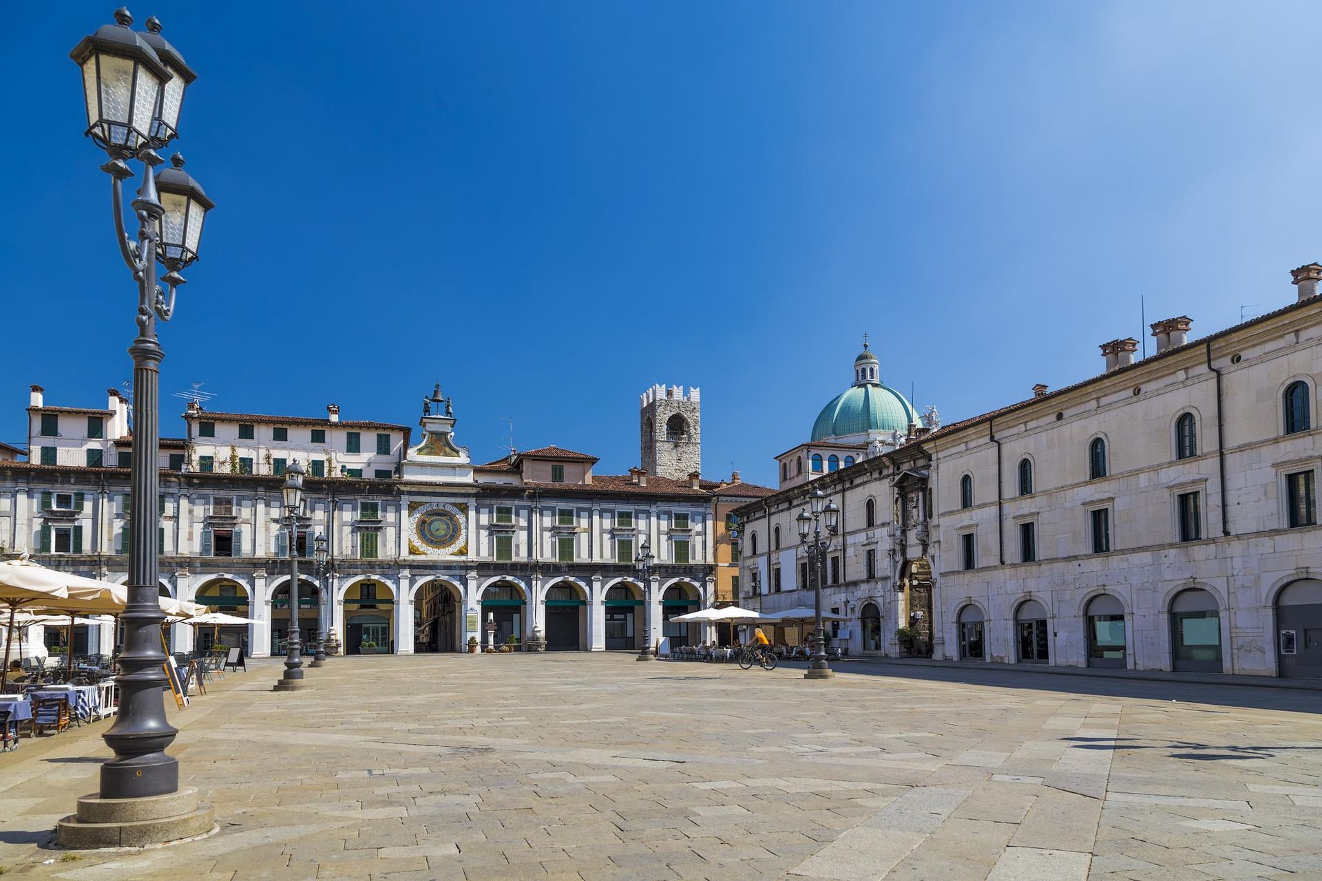Vista di Piazza Loggia, vista della torre dell'orologio astronomico