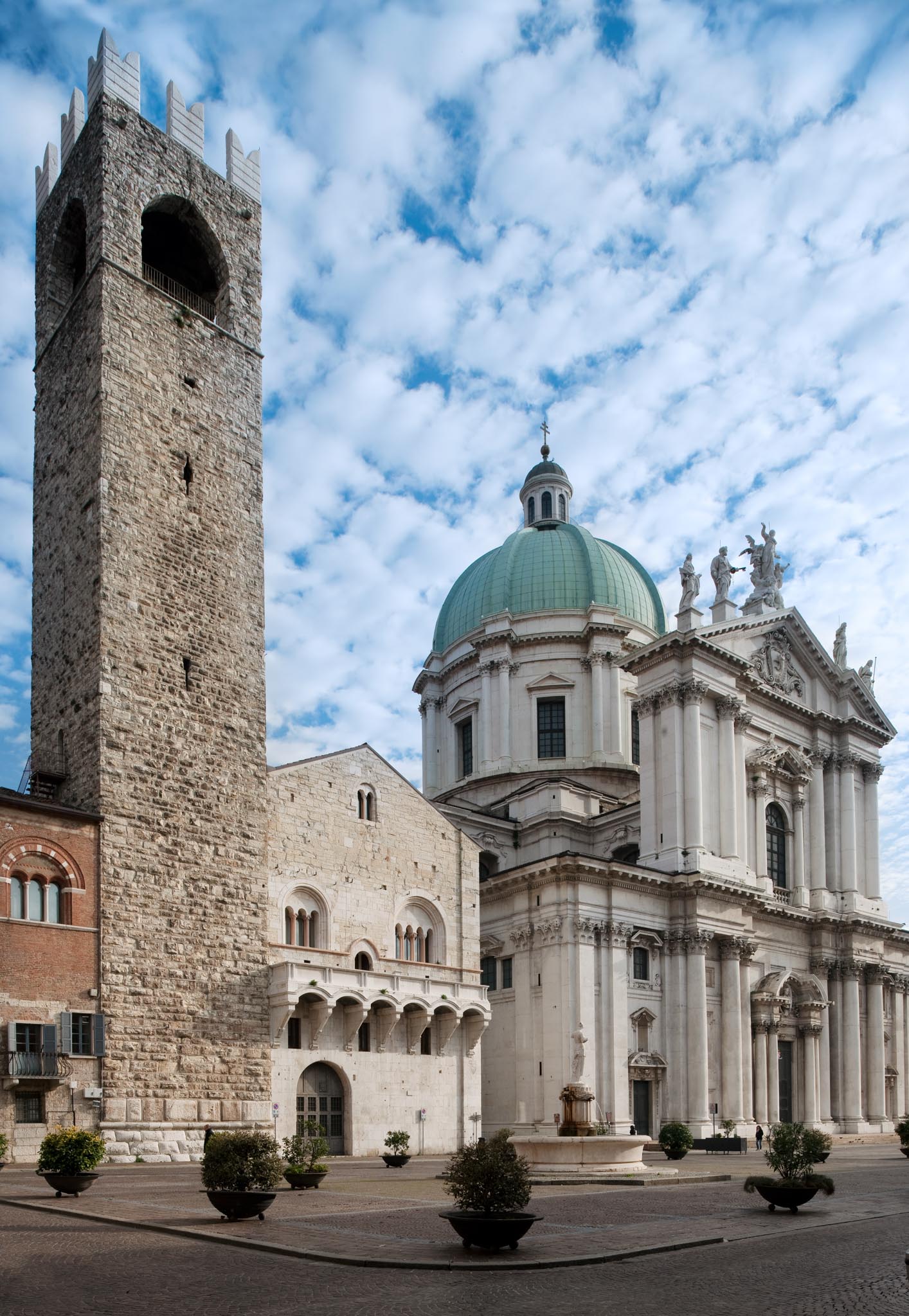 Piazza Paolo VI - Vista del Duomo e del Broletto