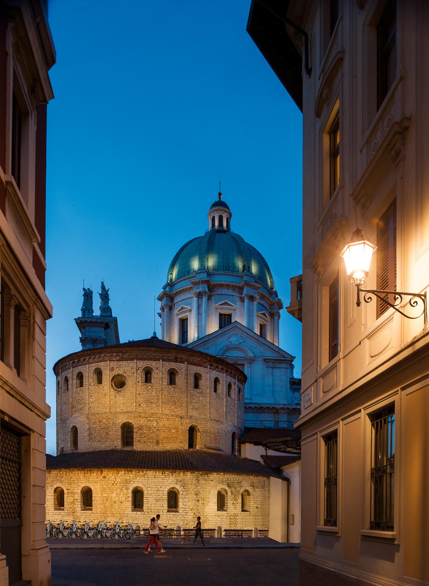 Piazza Paolo VI - Vista della cupola e del battistero al tramonto