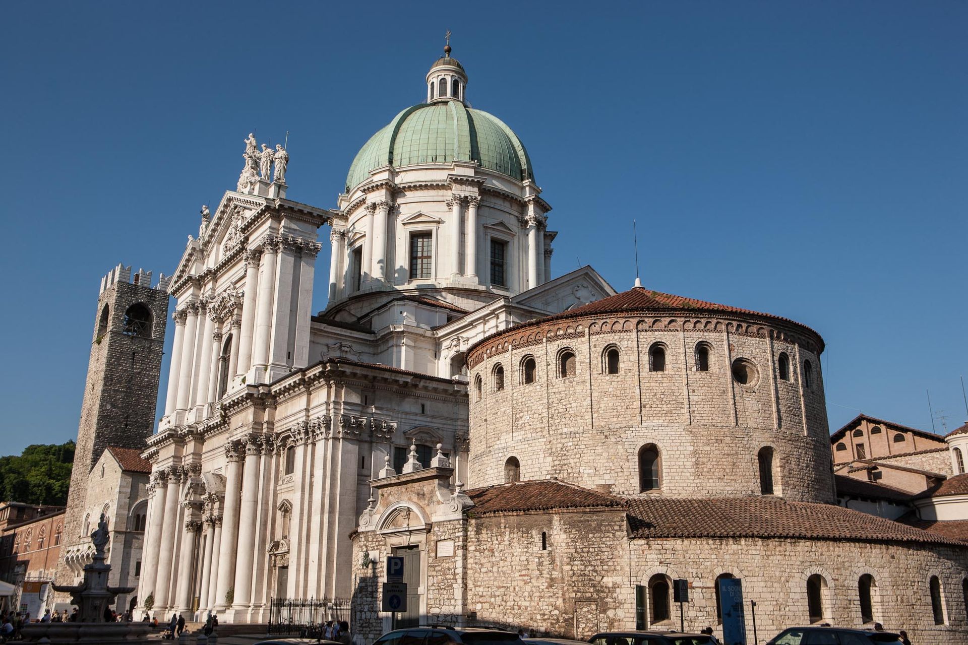 Piazza Paolo VI - Vista del Duomo