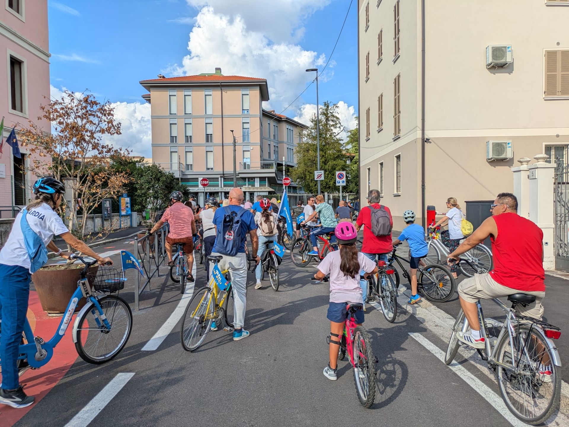 gruppo di persone in bici a brescia Sem