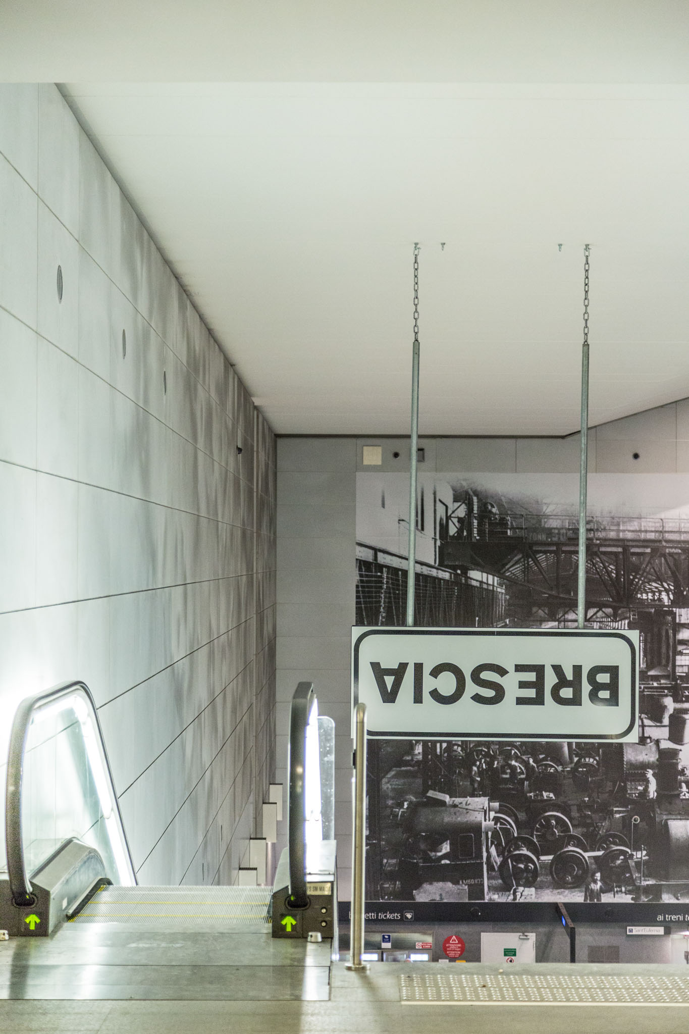 Subbrixia - Interno metropolitana cartello stradale Brescia rovesciato