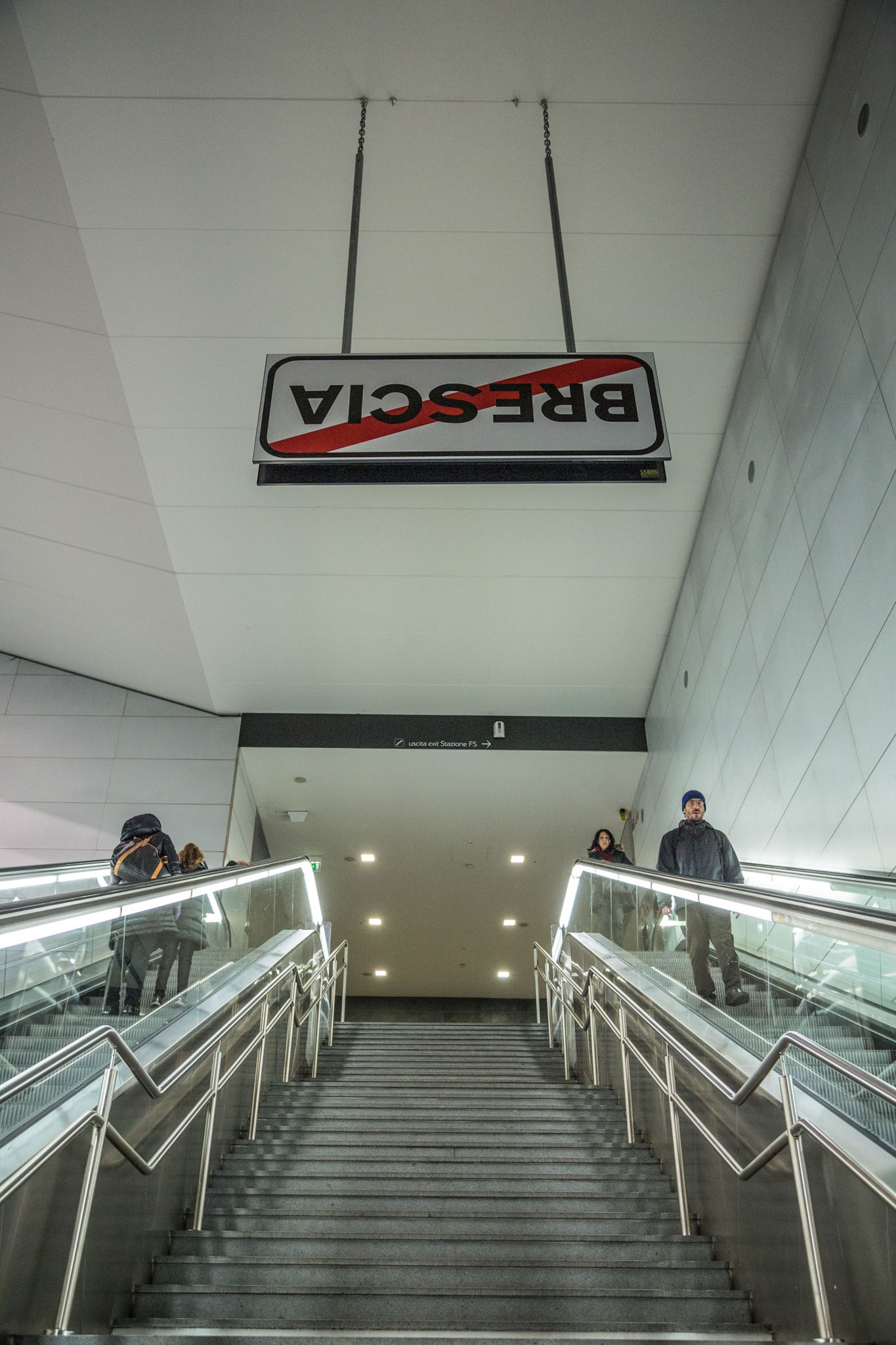 Subbrixia - Interno metropolitana cartello stradale Brescia rovesciato