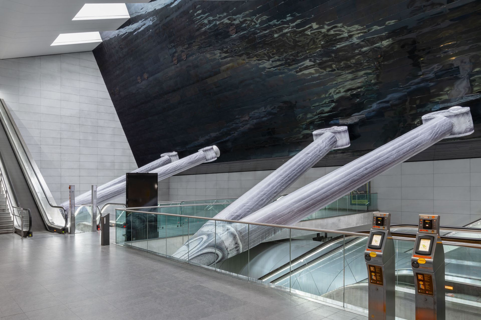 Subbrixia - Interno metropolitana pilastri a forma colonna