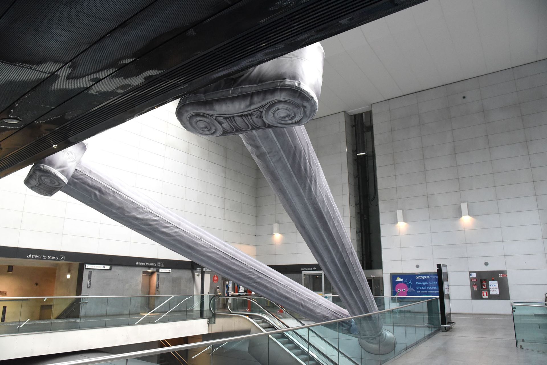 Subbrixia - Interno metropolitana pilastri a forma colonna