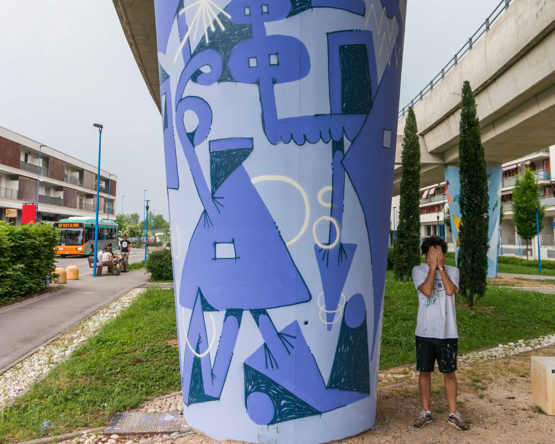 graffiti viola su pilastrone stazione metro sanpolino