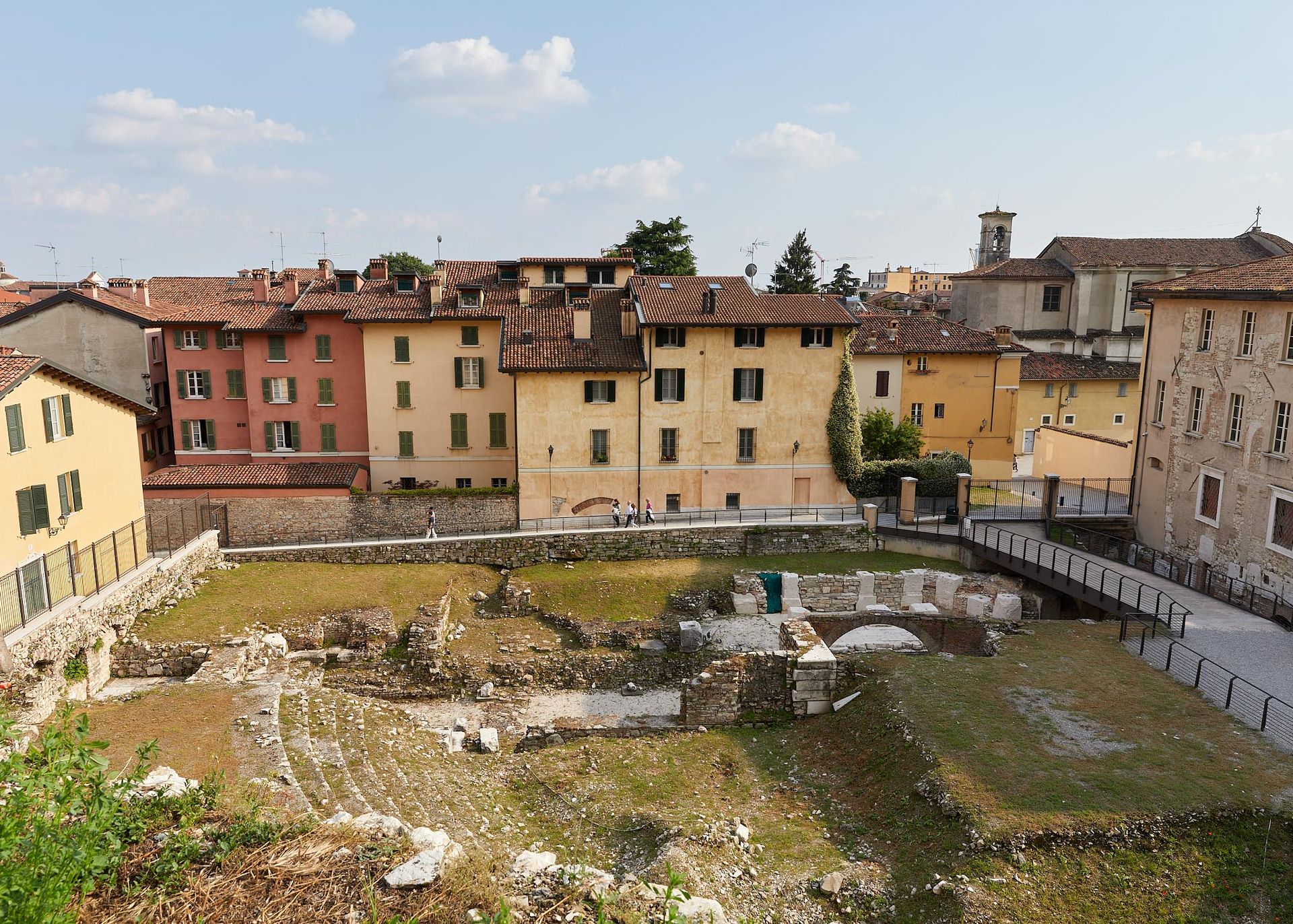 Scorcio del Teatro Romano di Brescia con resti in pietra e architettura antica