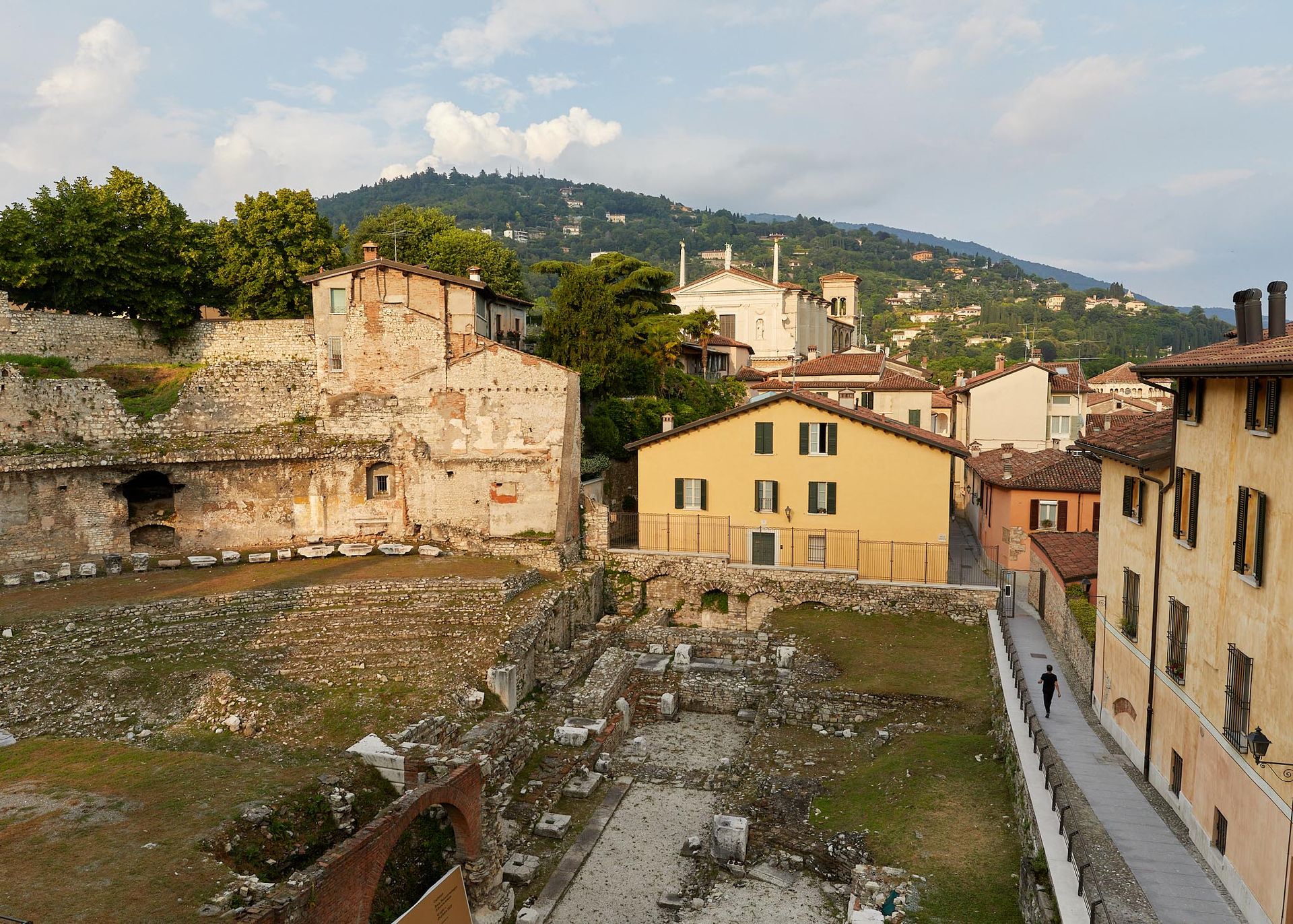 Panorama sul Teatro Romano di Brescia, tra storia e bellezza italiana