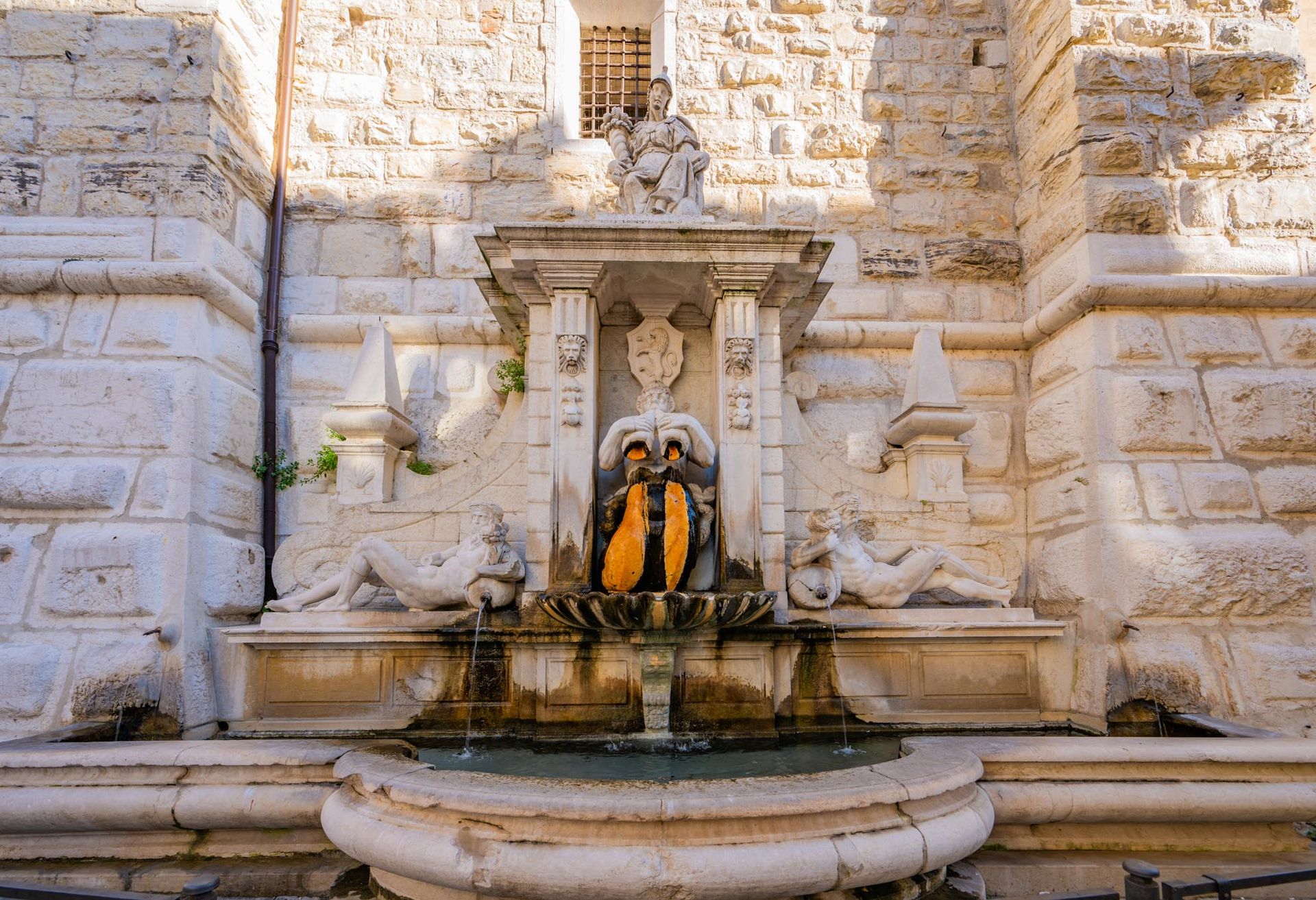 Dettaglio architettonico della Torre della fontana sottostante