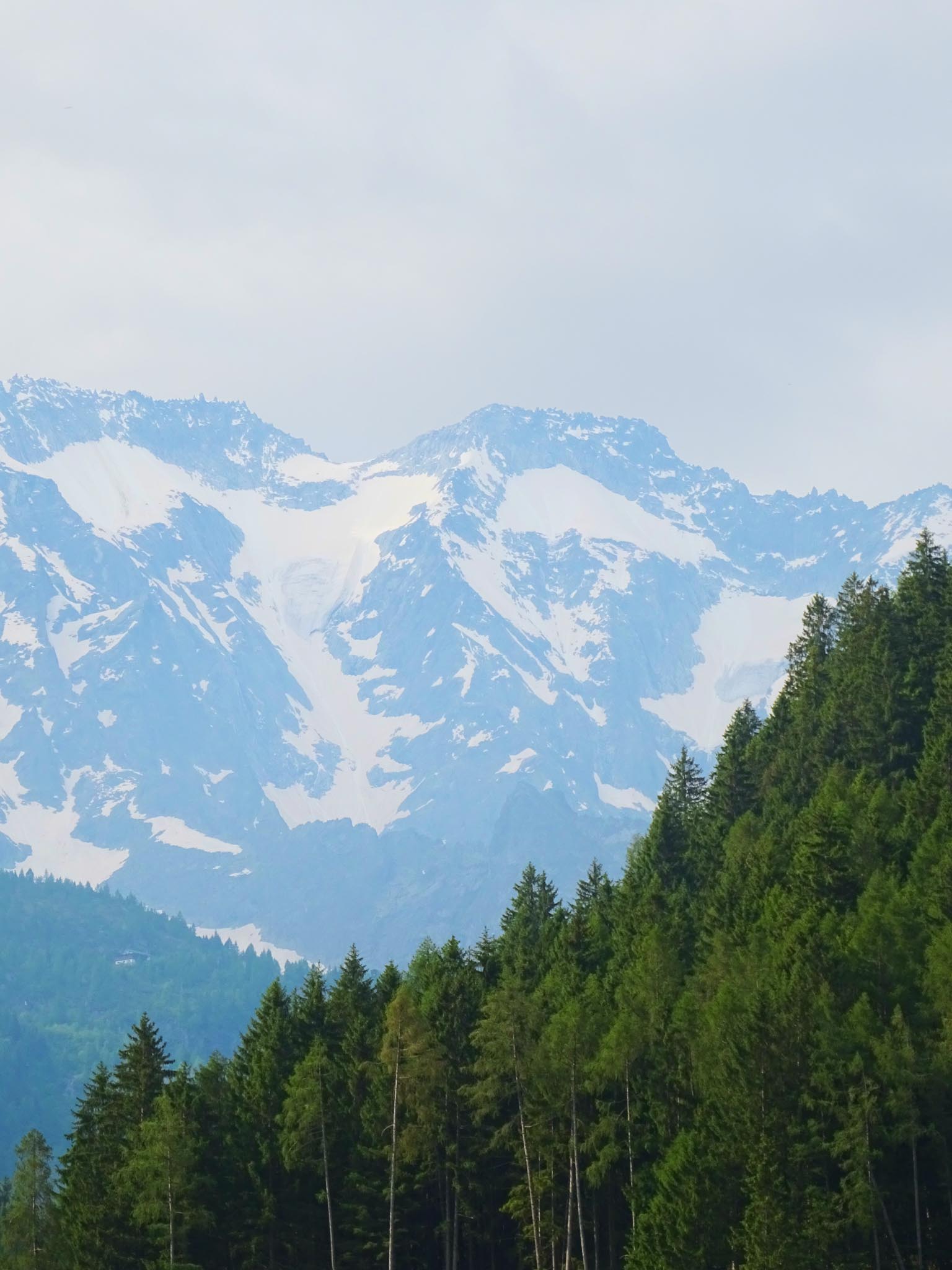 Veduta invernale della Val Camonica con le Alpi innevate