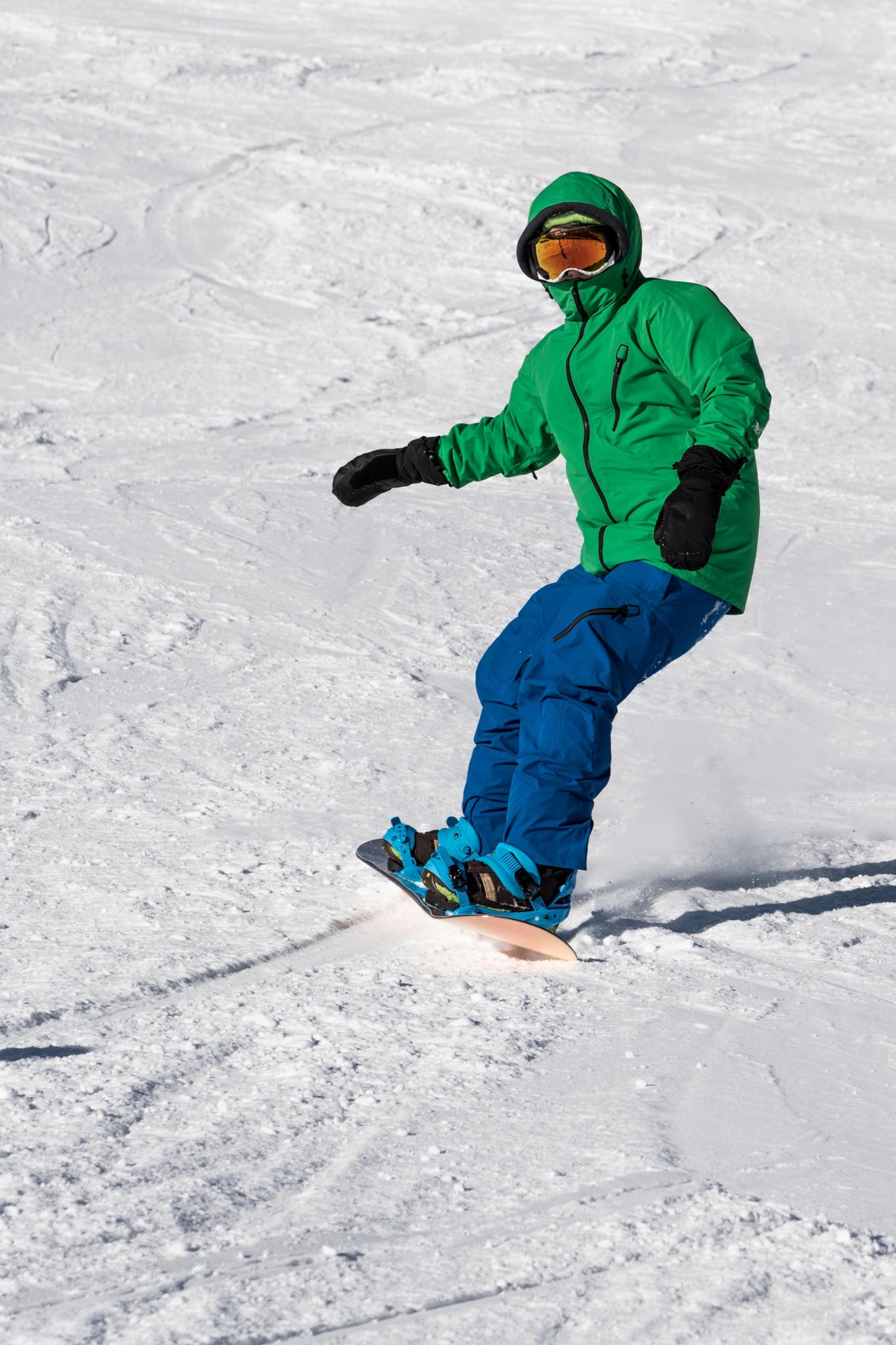 Persona che pratica snowboard sulle piste della Val Camonica