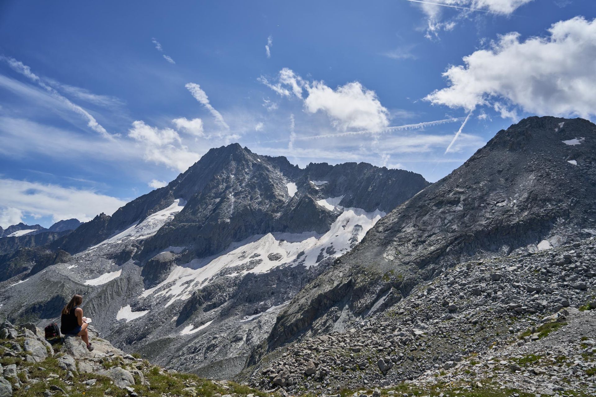 Panorama delle valli della Val Camonica con le montagne parzialmente coperte di neve