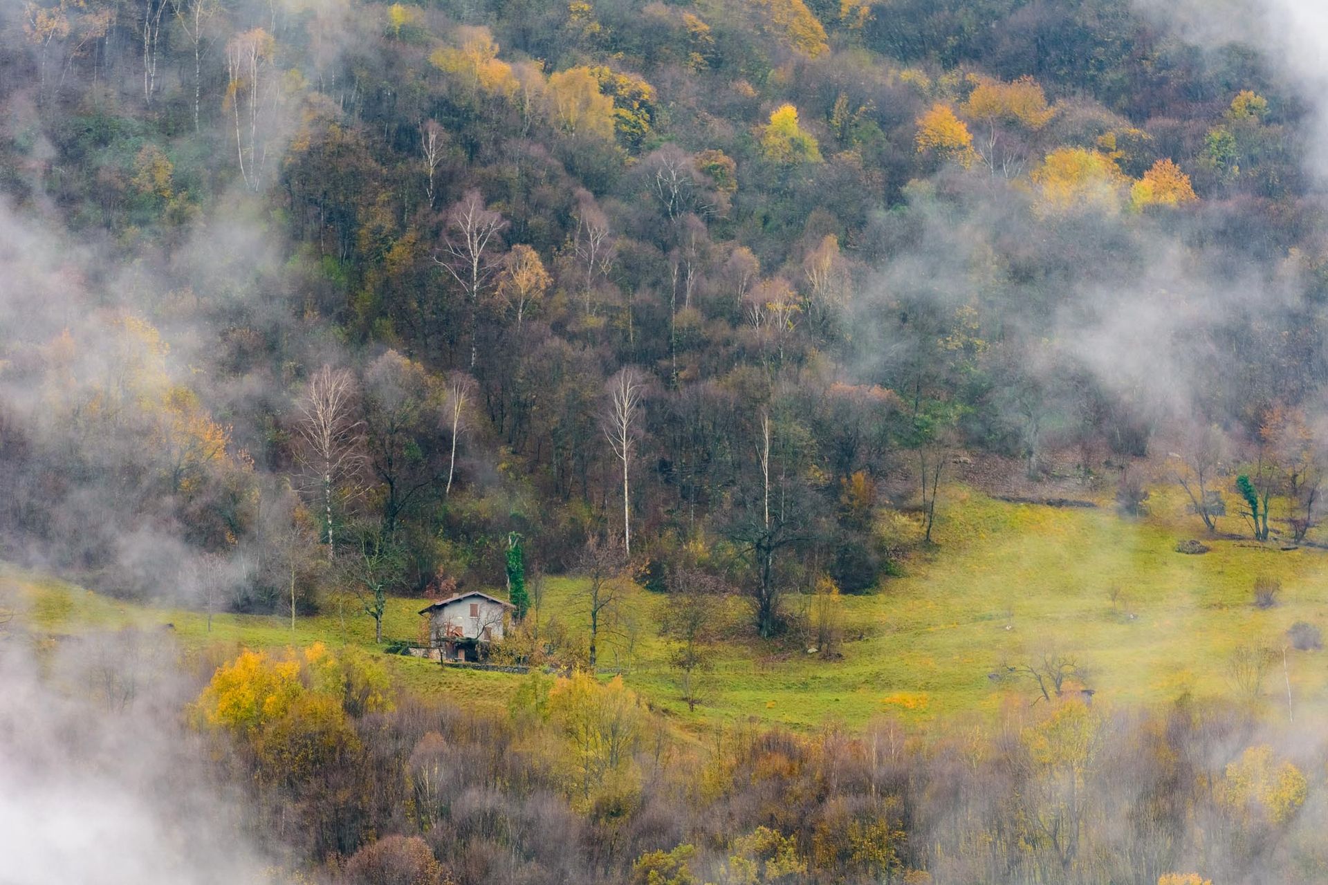 Panorami lungo la strada da Valvestino, con vista sulle montagne della Val Sabbia