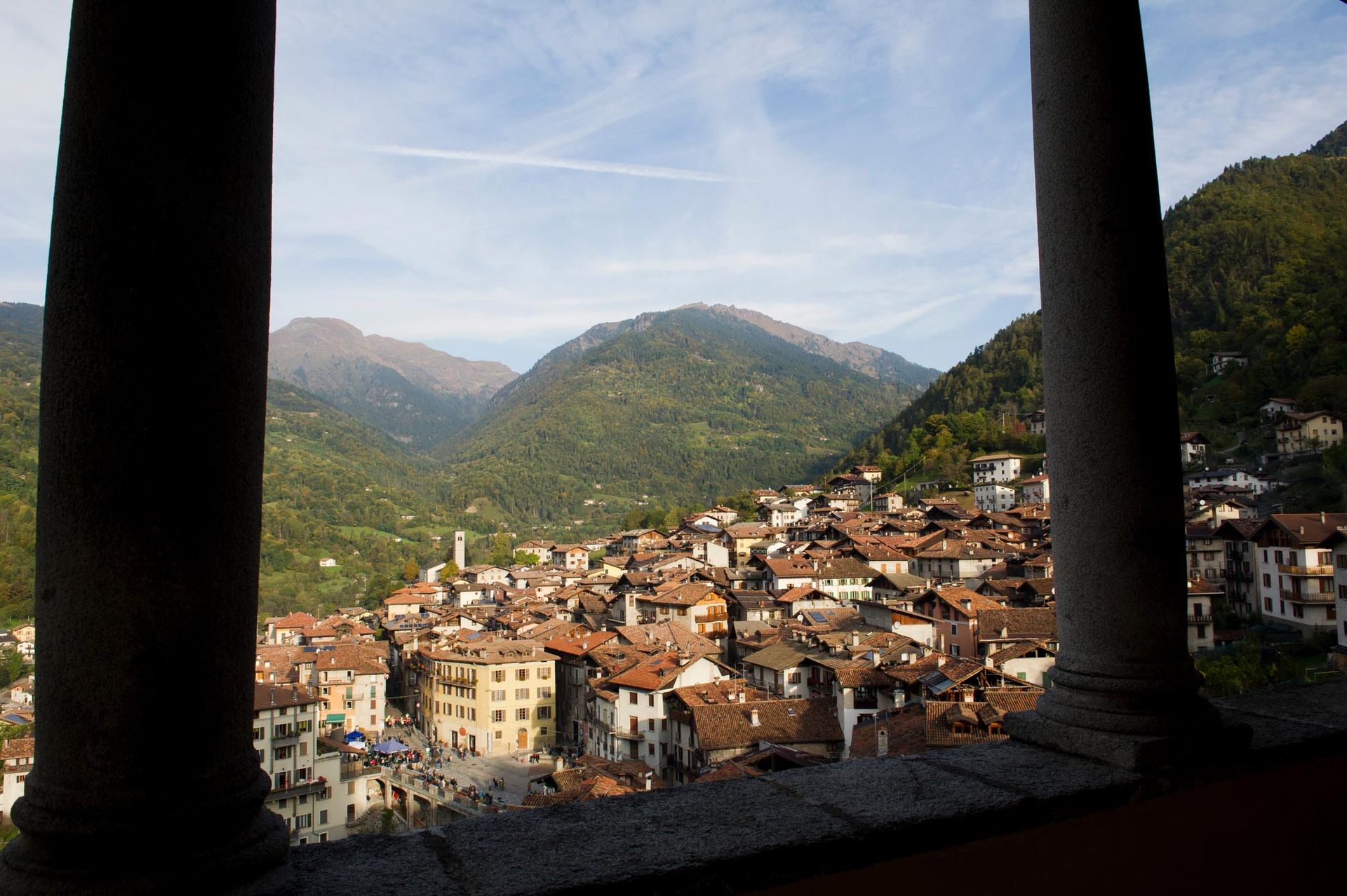 Veduta del borgo di Bagolino circondato dalle montagne della Val Sabbia