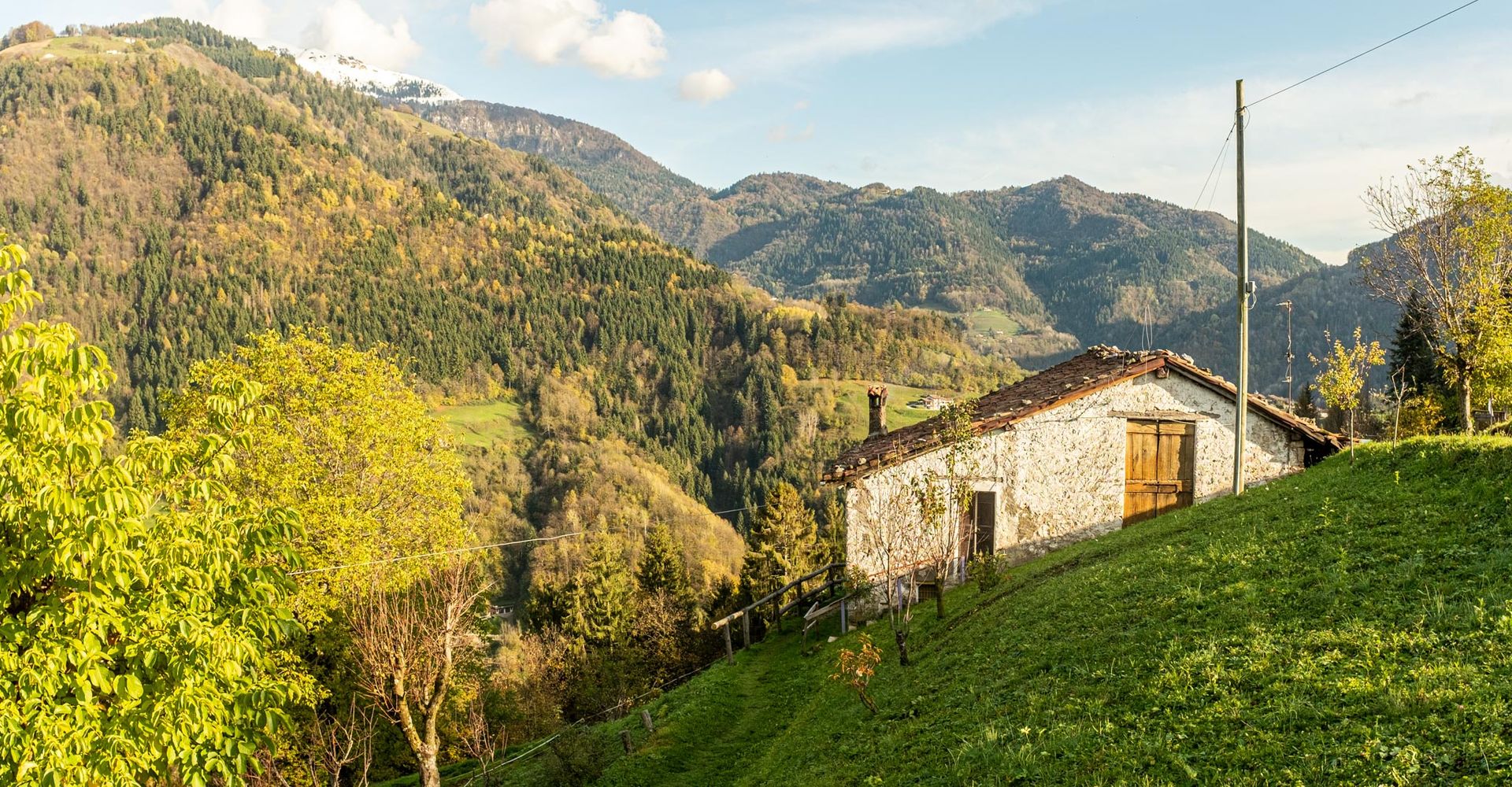 Fattoria di montagna nella Val Trompia tra i boschi delle Prealpi bresciane