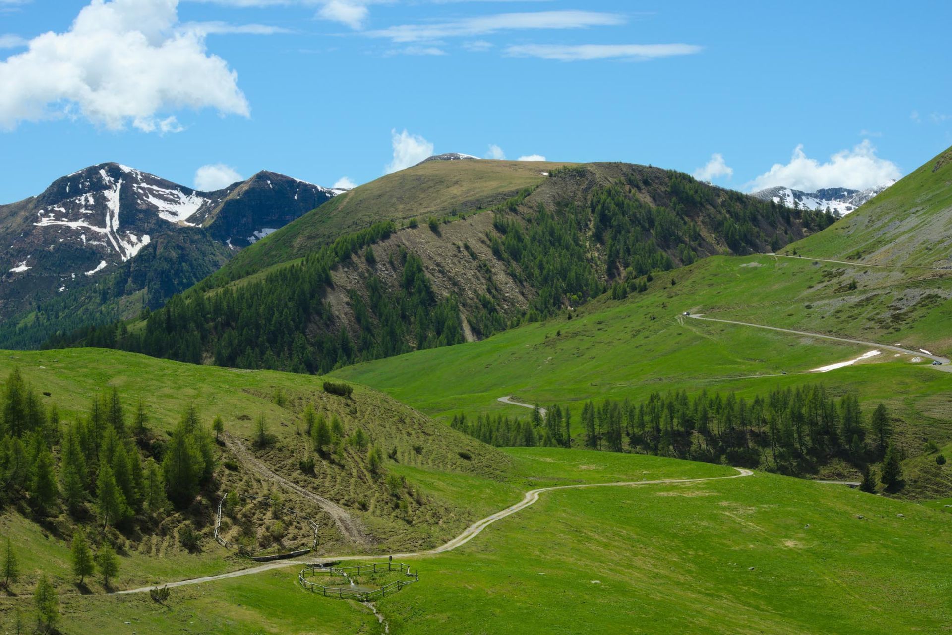 Veduta del Passo Crocedomini con le montagne della Val Trompia sullo sfondo