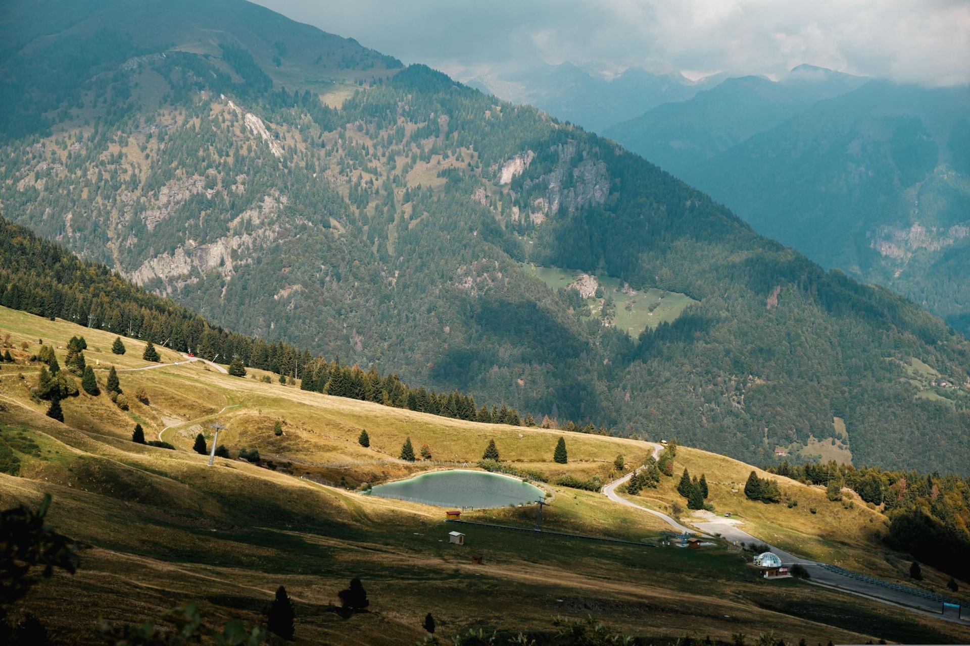 Acque limpide di un laghetto alpino nella Val Trompia tra le Prealpi bresciane