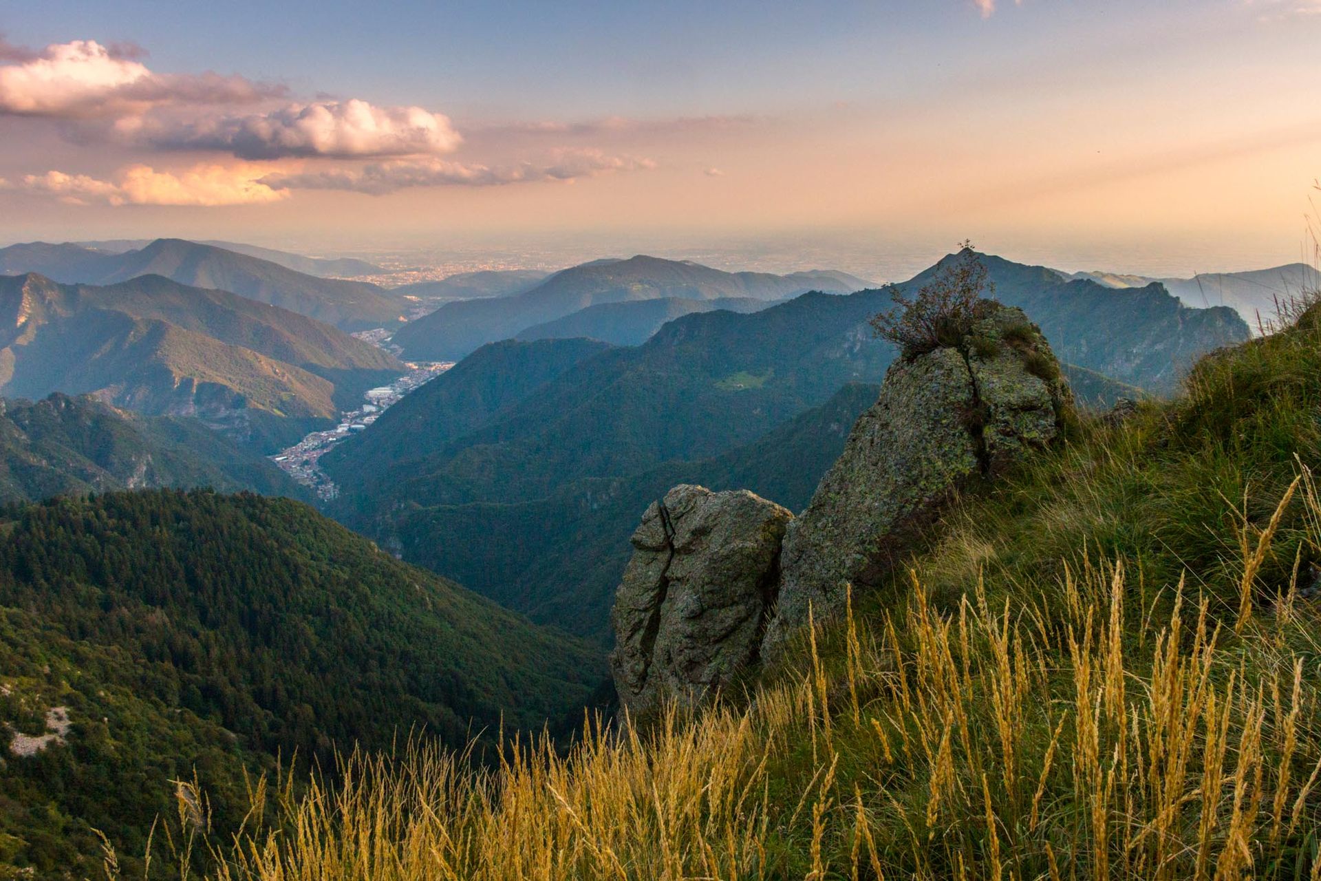 Panorama dall’alto della Val Trompia, tra boschi, vallate e montagne lombarde
