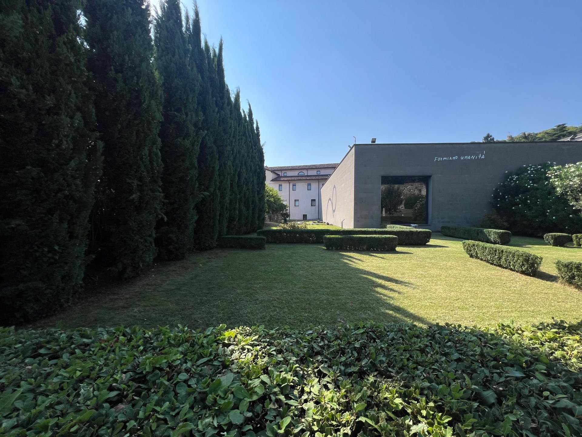 Vista del parco delle sculture Viridarium