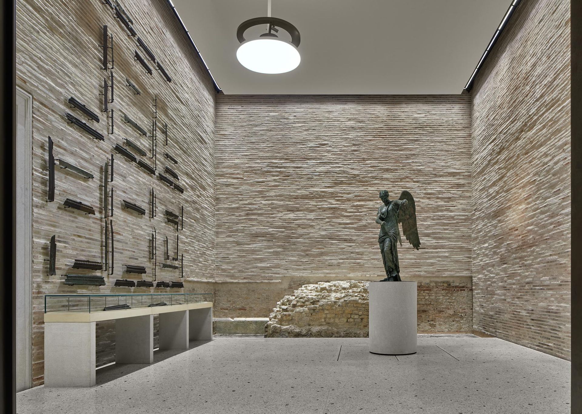 Vista d’insieme della statua della Vittoria Alata nella sua collocazione all’interno del Capitolium di Brescia.