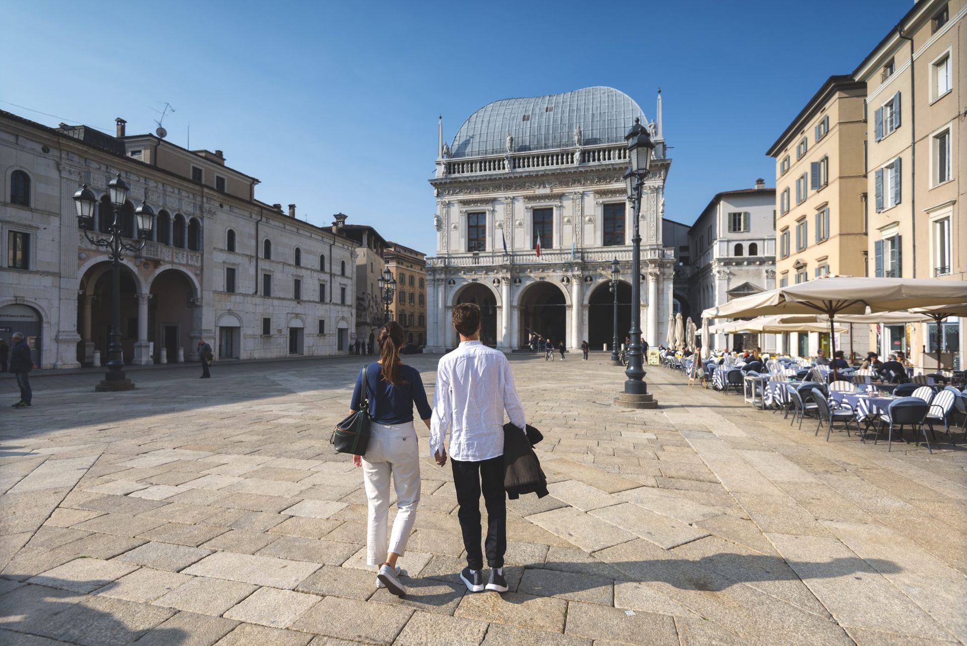 Coppia in Piazza Loggia Brescia 