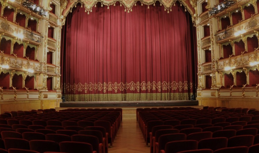 Palcoscenico, tendone e platea teatro