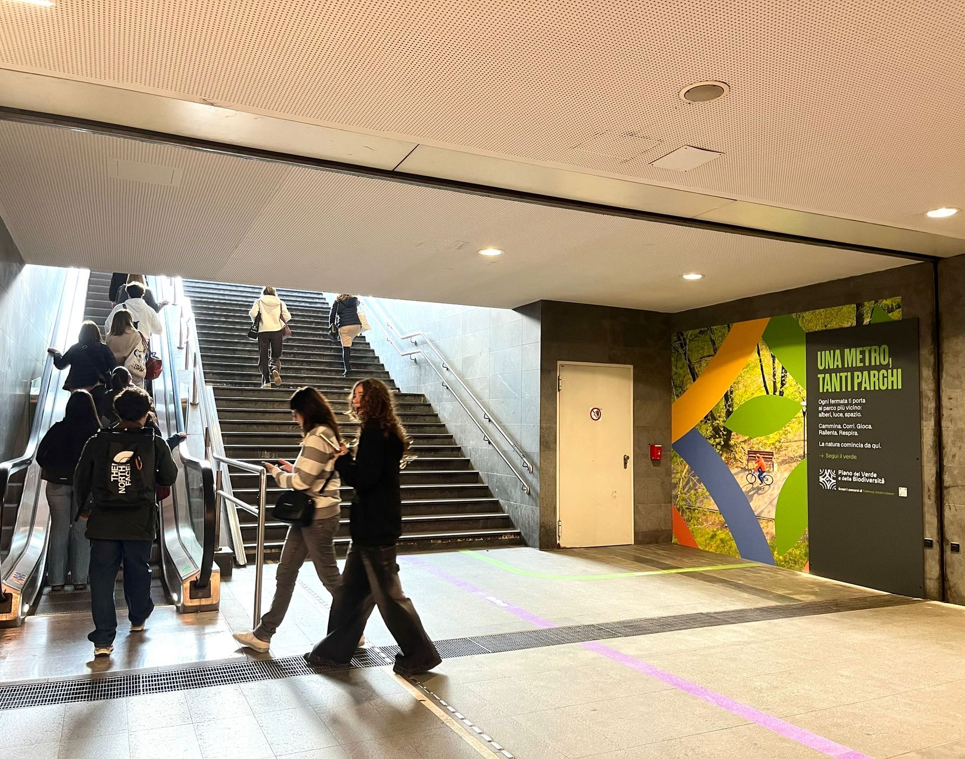 Persone all'interno di stazione metropolitana a Brescia