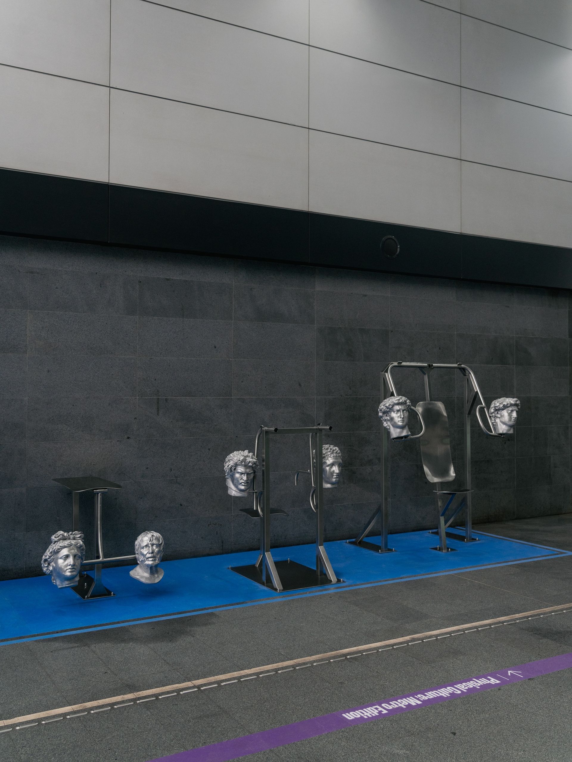 Sculture classiche al posto dei pesi da palestra: nella stazione Volta della metropolitana