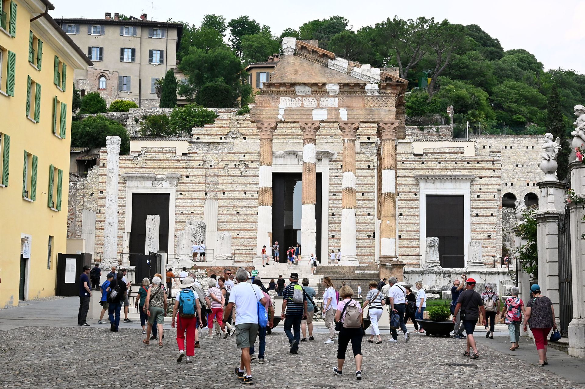 Turisti a Brescia di fronte al Capitolium