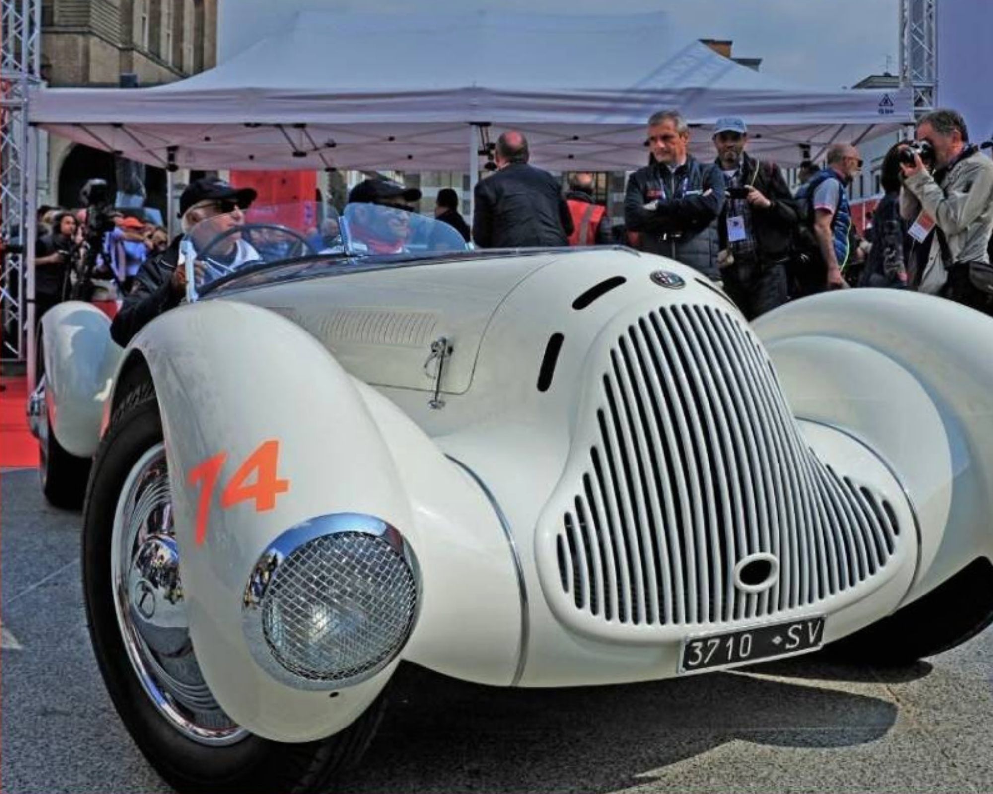 "Le vetrine della Contrada” - Mille Miglia di FABIO CIGOLINI — Mostre a Brescia, Museo Nazionale della Fotografia
